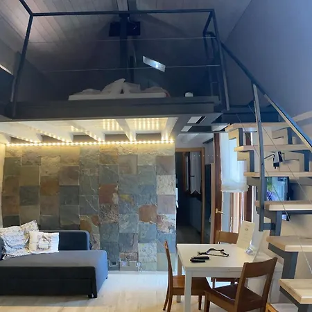Moderne Fuer 4 Personen Gardone Riviera