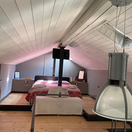 Moderne Fuer 4 Personen Gardone Riviera