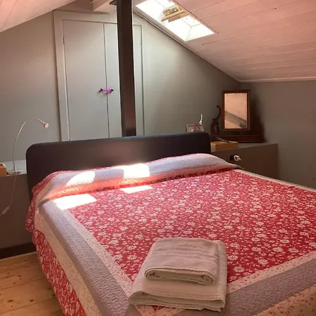 Moderne Fuer 4 Personen Gardone Riviera