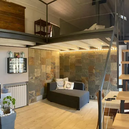 Moderne Fuer 4 Personen Apartment Gardone Riviera